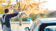 © Kzenon - Mann reinigte Auto mit Hochdruckspritze