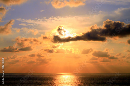Fotografia, Obraz Gladiator Shape Tropical Clouds and Sunset over Acapulco Bay .