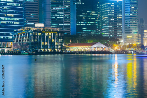 Fotografía SINGAPORE - 27 Oct 2015: the Fullerton Bay hotel is seen across the Marina Bay in Central Business District, Singapore