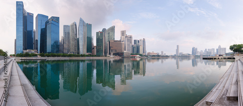 Fotografía Singapore's Central Business District skyline at sunrise, with high rise buildings and waterfront, from Marina Bay terrace deck