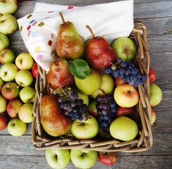 Wall Mural - obstkorb ökologischer Anbau,obst, essen, apfel, frisch, grape, gesund, isoliert, korb, orange, diät, weiß, rot, pfirsich, ananas, green, birne, banane, saftig, reif, bio, süss, farbe, ungespritzt,