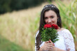 Dziewczyna z bukietem czerwonych róż.