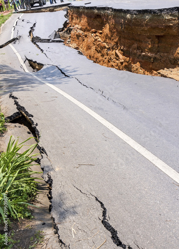 Plakat Krakingowa droga po trzęsienia ziemi przy Chiang Raja prowincją, Tajlandia