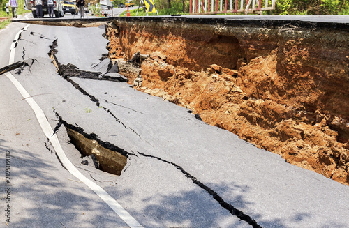 Zdjęcie XXL Krakingowa droga po trzęsienia ziemi przy Chiang Raja prowincją, Tajlandia