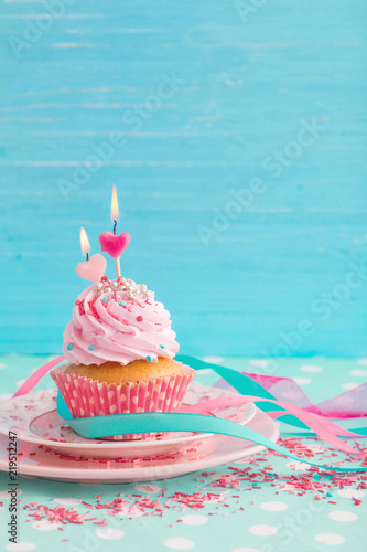 Cuadros en Lienzo pink cupcake on blue wooden background