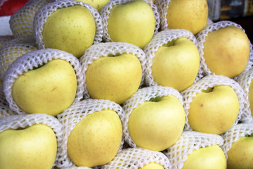 Canvas Print - Carefully packed cultivar apples are sold on the street market in the Western Province of Sri Lanka