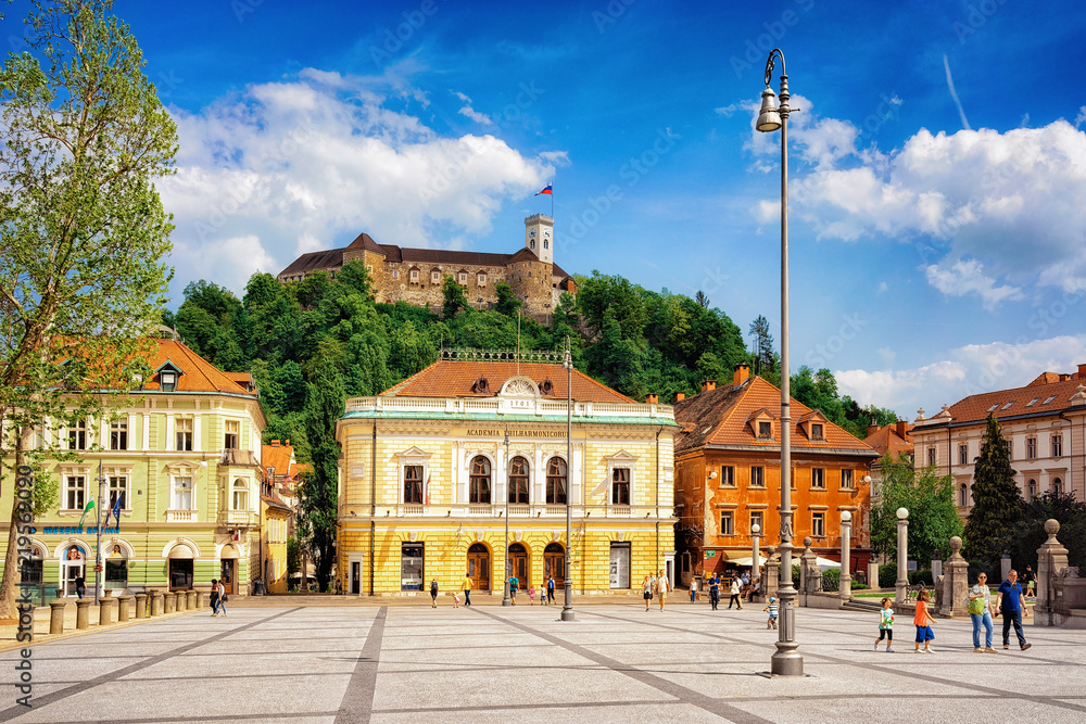 Obraz na płótnie Academia Philarmonic on Congress square and Old castle Ljubljana Slovenia w salonie