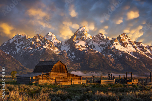 Fotografía Morning light over John Moulton Barn at the Grand Tetons National Park