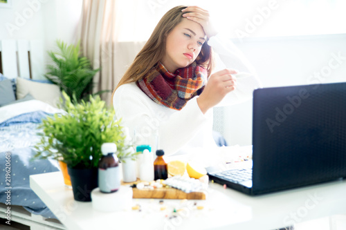 Fotografia ill young girl with fever spending time at home