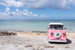 沖縄の海とピンクの車