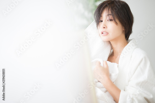 タオルドライ 女性 Stock Photo Adobe Stock タオルドライ 女性 Stock Photo Adobe Stock