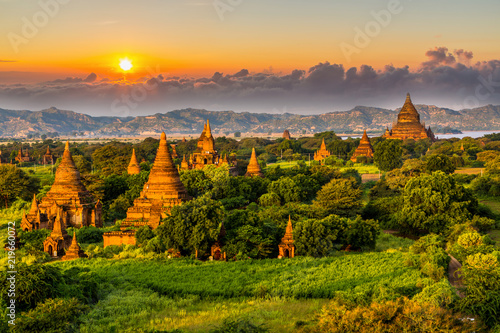 Fotografía Ancient temple in Bagan after sunset, Myanmar temples in the Bagan Archaeological Zone, Myanmar