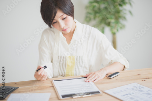 契約書・女性 Tableau sur Toile