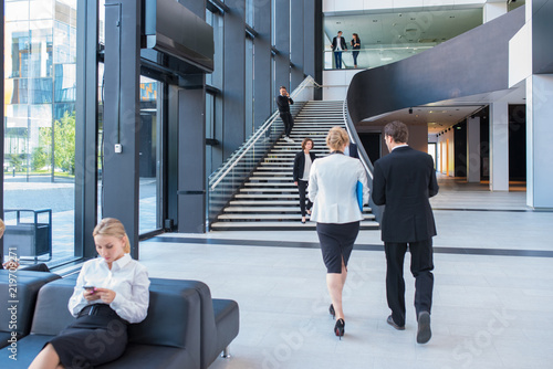 Fotomural Business people at hall of office building