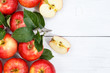 Äpfel Apfel Frucht Früchte Obst von oben Textfreiraum Copyspace Herbst Blätter Holzbrett