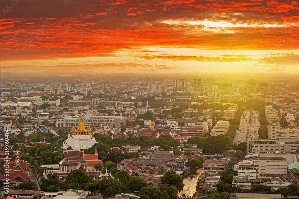 Obraz na płótnie Bangkok skyline while sunset with Wat Saket temple view. w salonie