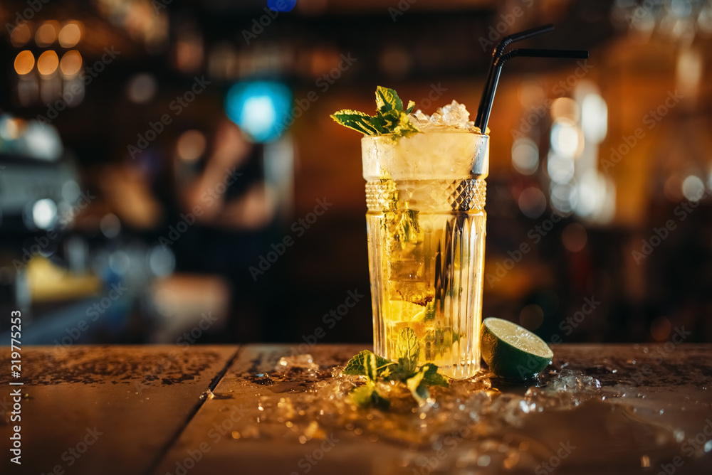 Fresh mojito in a glass and ice on bar counter - obrazy, fototapety, plakaty 