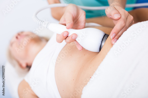 Vászonkép  Procedure of cryolipolyse in aesthetic clinic