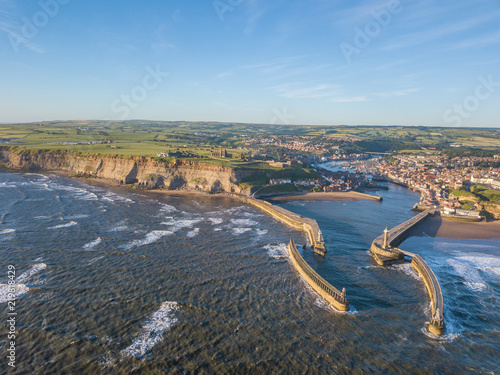Photographie Whitby view across the Harbour towards the Abbey and Town