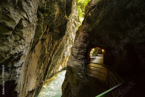 Fotografia  Walking trail through narrow, dark and deep Aare canyon