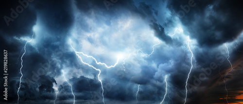 Fotografía Lightning thunderstorm flash over the night sky