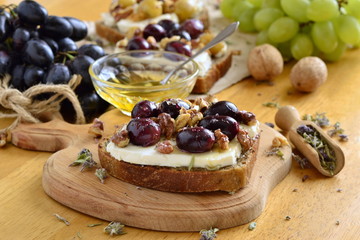 Wall Mural - Crostini with roasted grapes, goat cheese, walnuts and honey