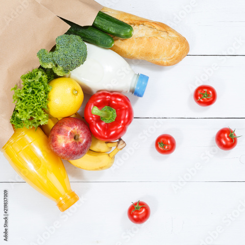 Fotografie, Obraz Lebensmittel Einkauf einkaufen Früchte Obst und Gemüse Quadrat Papiertüte Holzbr