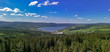 Panorama vom Lipno Stausee des Fluss Moldau an der Grenze von Tschechien und Österreich mit Wiesen und Wäldern.