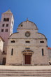 Chorwacja, Zadar - gotycko-renesansowy kościół świętej Marii z przełomu XI i XII wieku z wieżą dzwonnicy (w tle) wybudowaną w 1105 roku.
