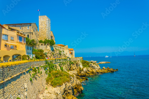 Cuadros en Lienzo Seaside view of Antibes, France
