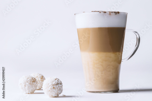 Photographie coffee latte with dessert on a white background