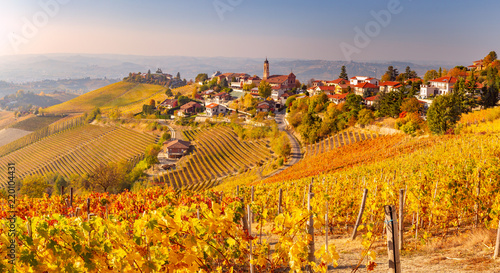 Cuadros en Lienzo Treiso in Autunno, Langhe, Piemonte, Italia