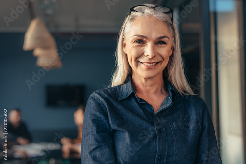 Cuadros en Lienzo Senior business woman in office