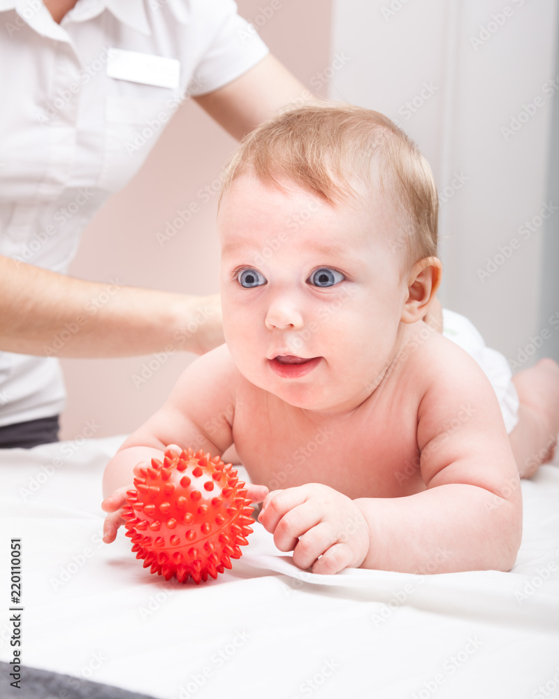 Baby in doctors office receiving osteopathic treatment - obrazy, fototapety, plakaty 
