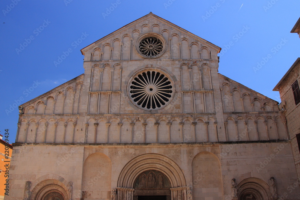 Obraz na płótnie Chorwacja, Zadar - Katedra św. Anastazji z przełomu XII i XIII wieku z fasadą w stylu romańskim. w salonie