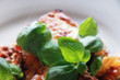 Makaron z warzywami i mięsem we włoskiej stylu z bazylią