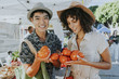 © Rawpixel.com - Friends buying fresh tomatoes at a farmers market