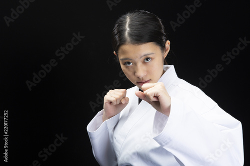 空手着を着て構える若い女性 Stock Photo Adobe Stock 空手着を着て構える若い女性 Stock Photo Adobe Stock