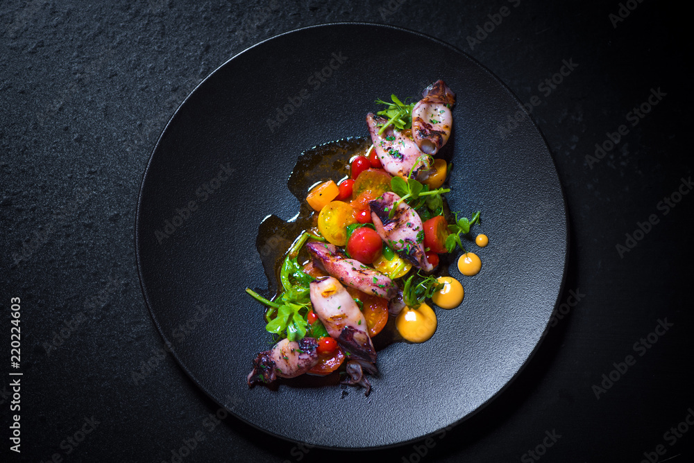 Grill baby squids with cherry tomatoes - obrazy, fototapety, plakaty 