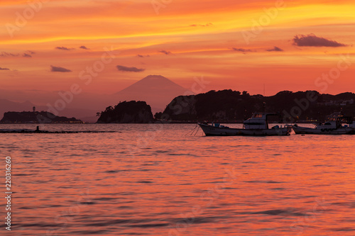 鎌倉市材木座から夕日と夕焼け富士山 Stock Photo Adobe Stock 鎌倉市材木座から夕日と夕焼け富士山 Stock Photo Adobe Stock