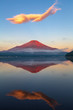 山中湖から湖面に映る朝の赤富士と吊るし雲