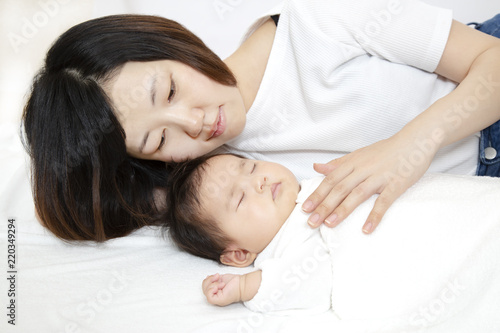 新生児と添い寝しながら赤ちゃんの旨に手を添える若いお母さん 親子の愛と幸せ 母性イメージ Stock 写真 Adobe Stock 新生児と添い寝しながら赤ちゃんの旨に手を添える若いお母さん 親子の愛と幸せ 母性イメージ Stock 写真 Adobe Stock
