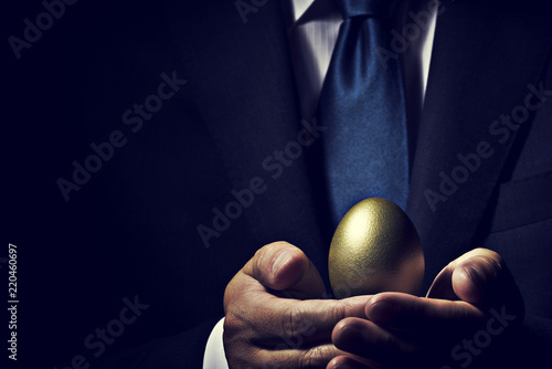 Stampa su Tela  金の卵を手に持ったビジネスマン