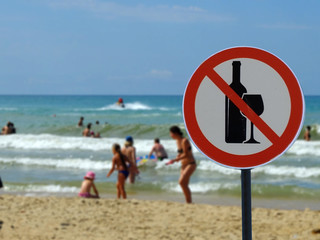 Sign alcohol is prohibited on the beach.