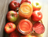 Fototapeta Kuchnia - Soki z marchwi, jabłka i buraka, w tle owoce i warzywa