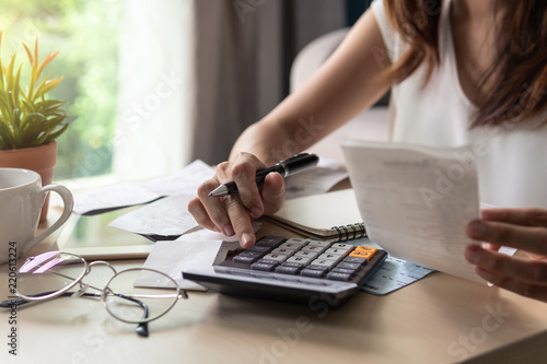 Fotomural Stressed young woman checking bills, taxes, bank account balance and calculating