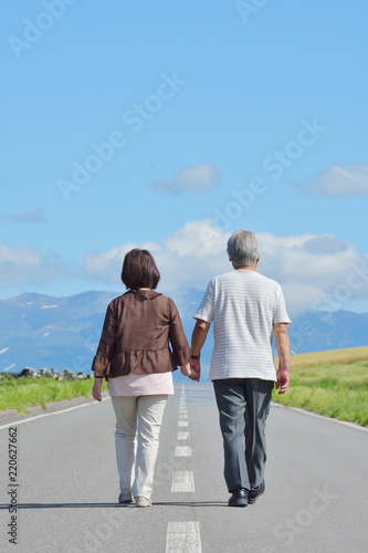一本道を歩くシニアの夫婦 Stock Photo Adobe Stock