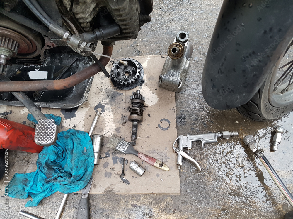 ภาพถ่าย Stock Old Motorcycles that have been damaged are being repaired ...