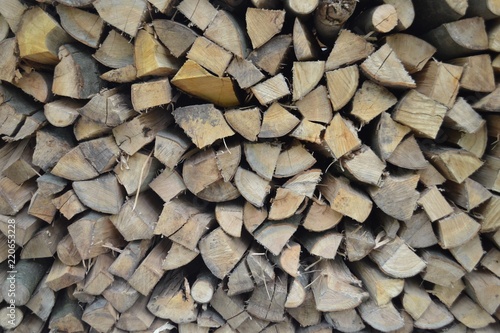 Photographie Closeup photograph of neatly stacked firewood, mostly quarter logs