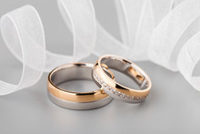 Two-tone Wedding Rings With Ribbon